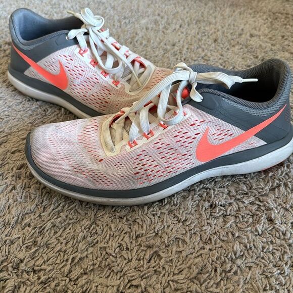 Nike Shoes - Women’s Nike athletic shoes 8